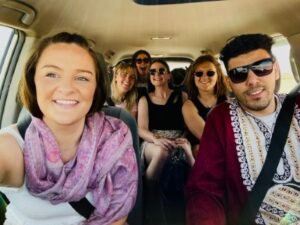 Guía conductor con turistas