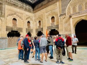 turistas en la universidad más antigua del mundo