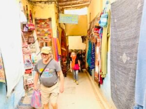 Turista paseando por los callejones de Meknes